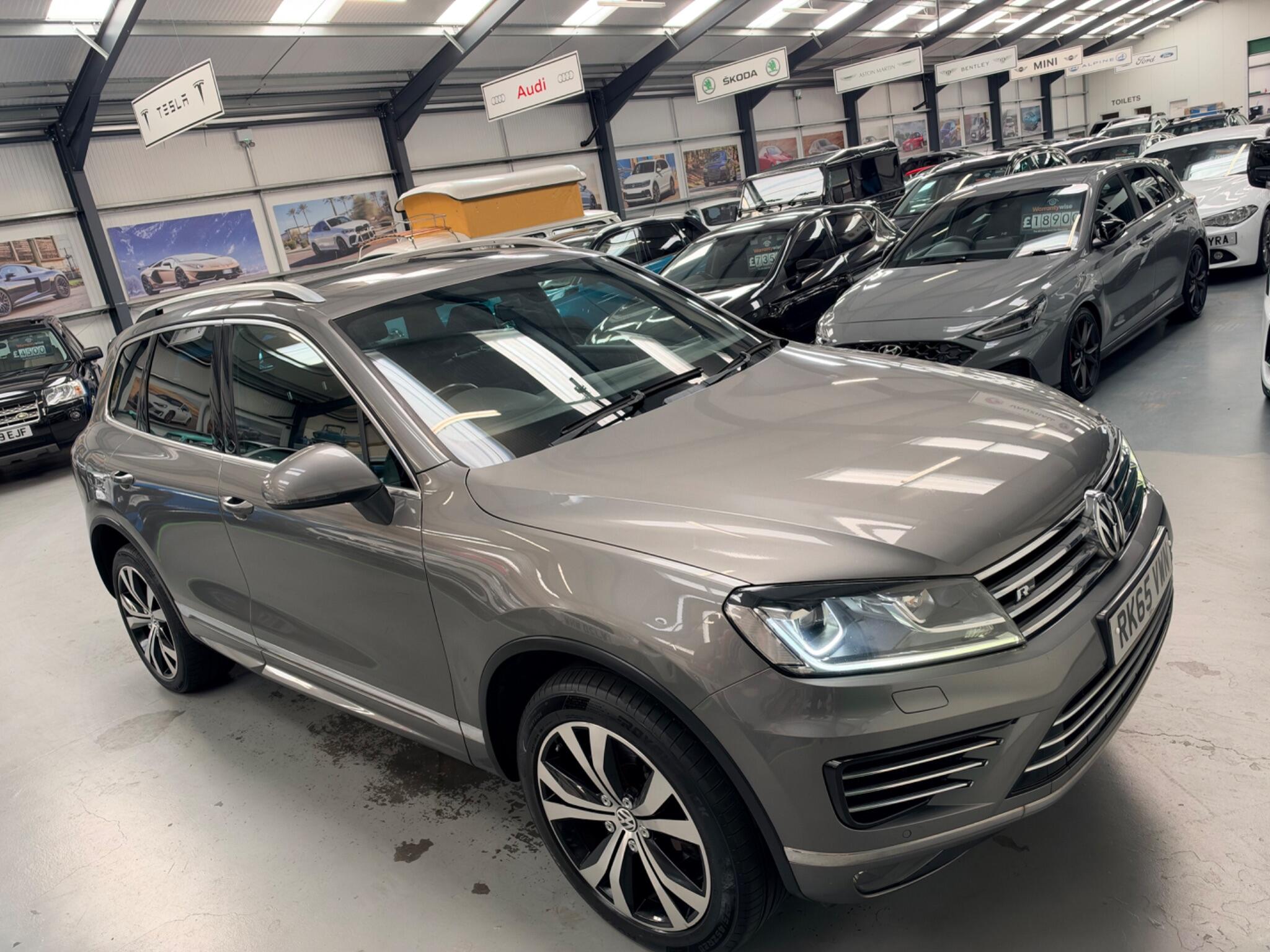 Volkswagen Touareg view 14