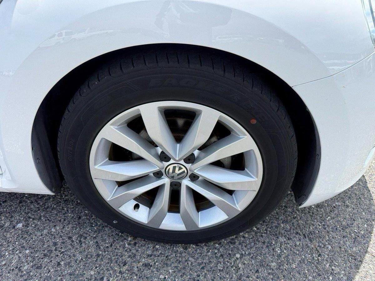 Volkswagen Beetle view 17