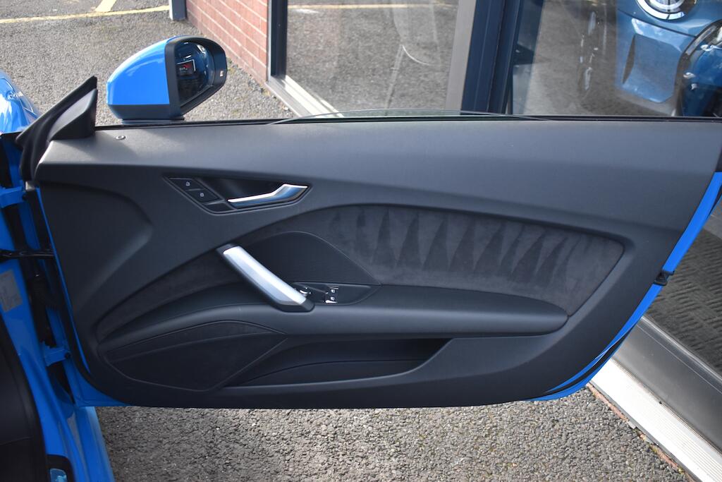 Audi TT view 22