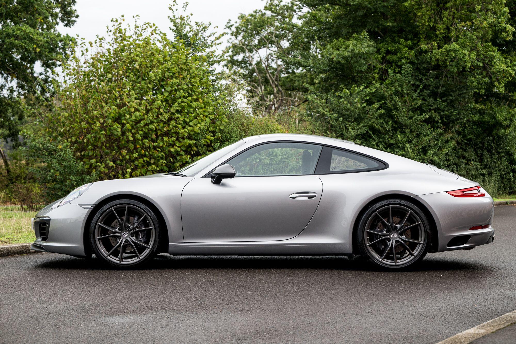 Porsche 911 view 4