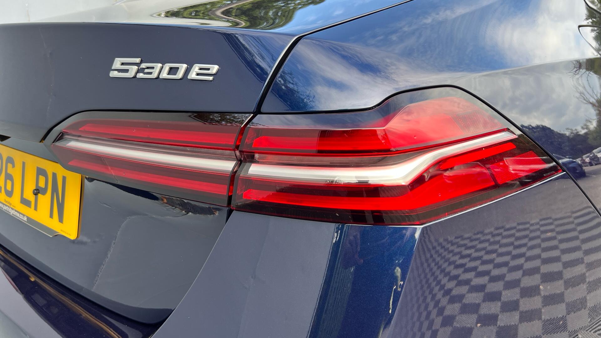 BMW 5 Series view 22