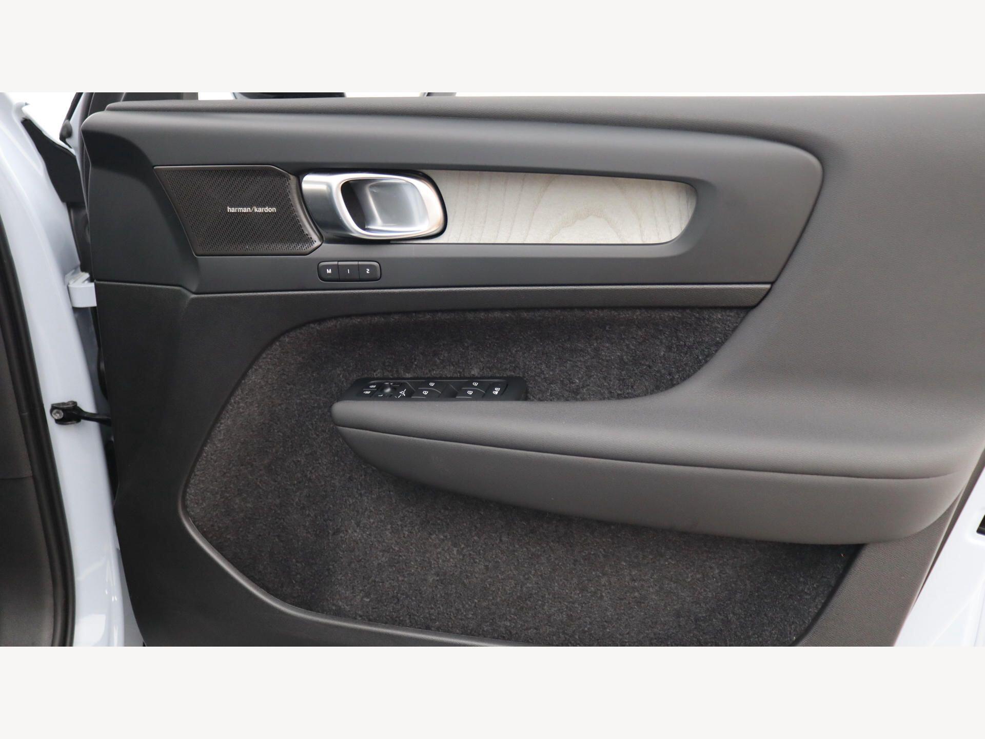 Volvo XC40 view 28