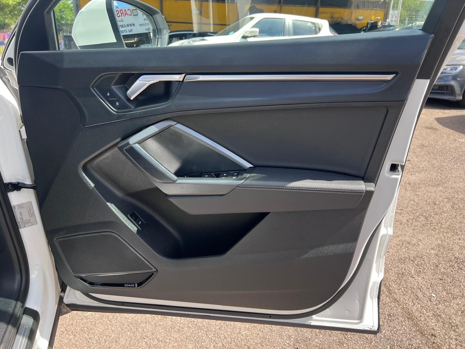 Audi Q3 view 16