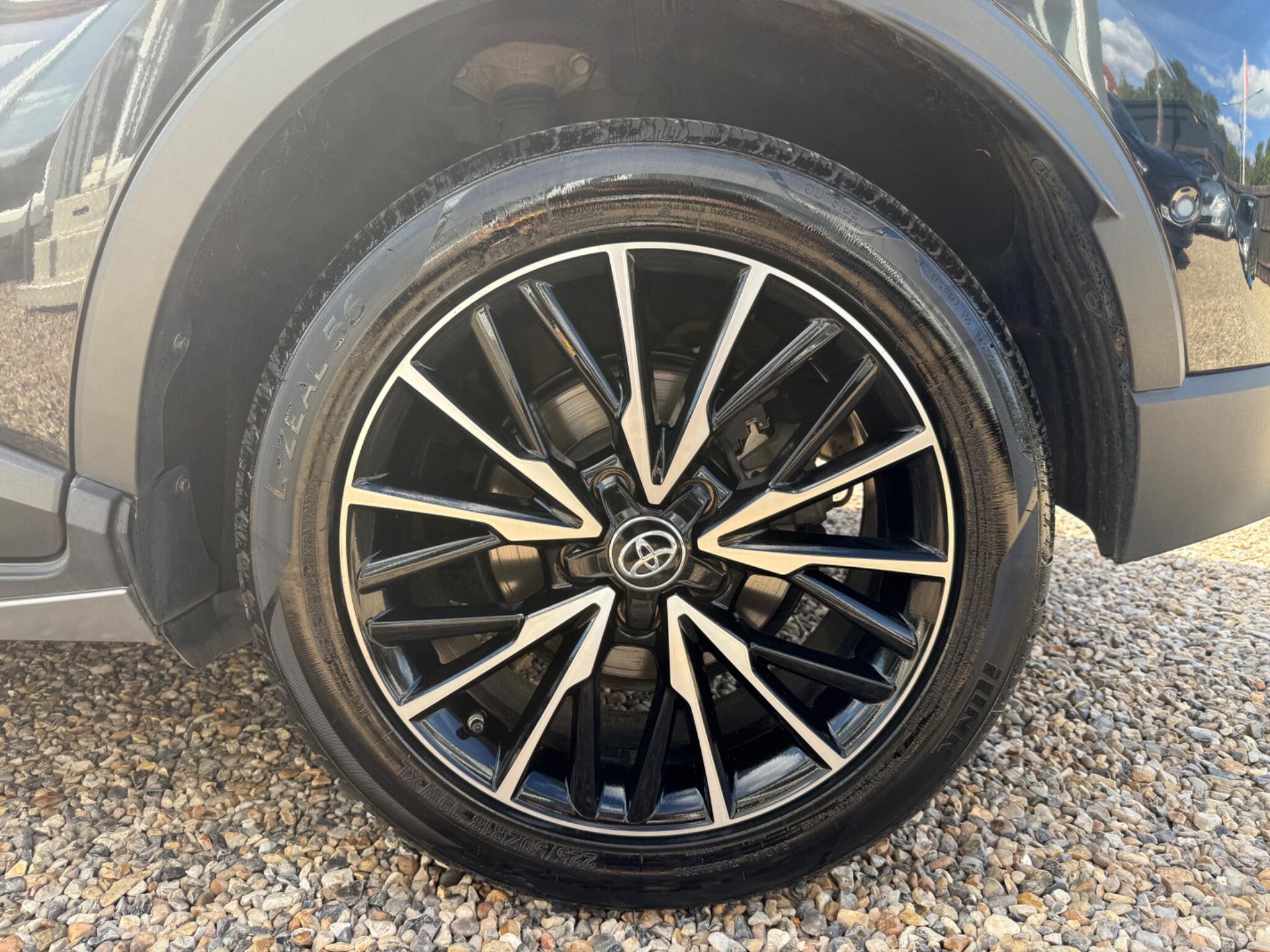 Toyota C-HR view 14