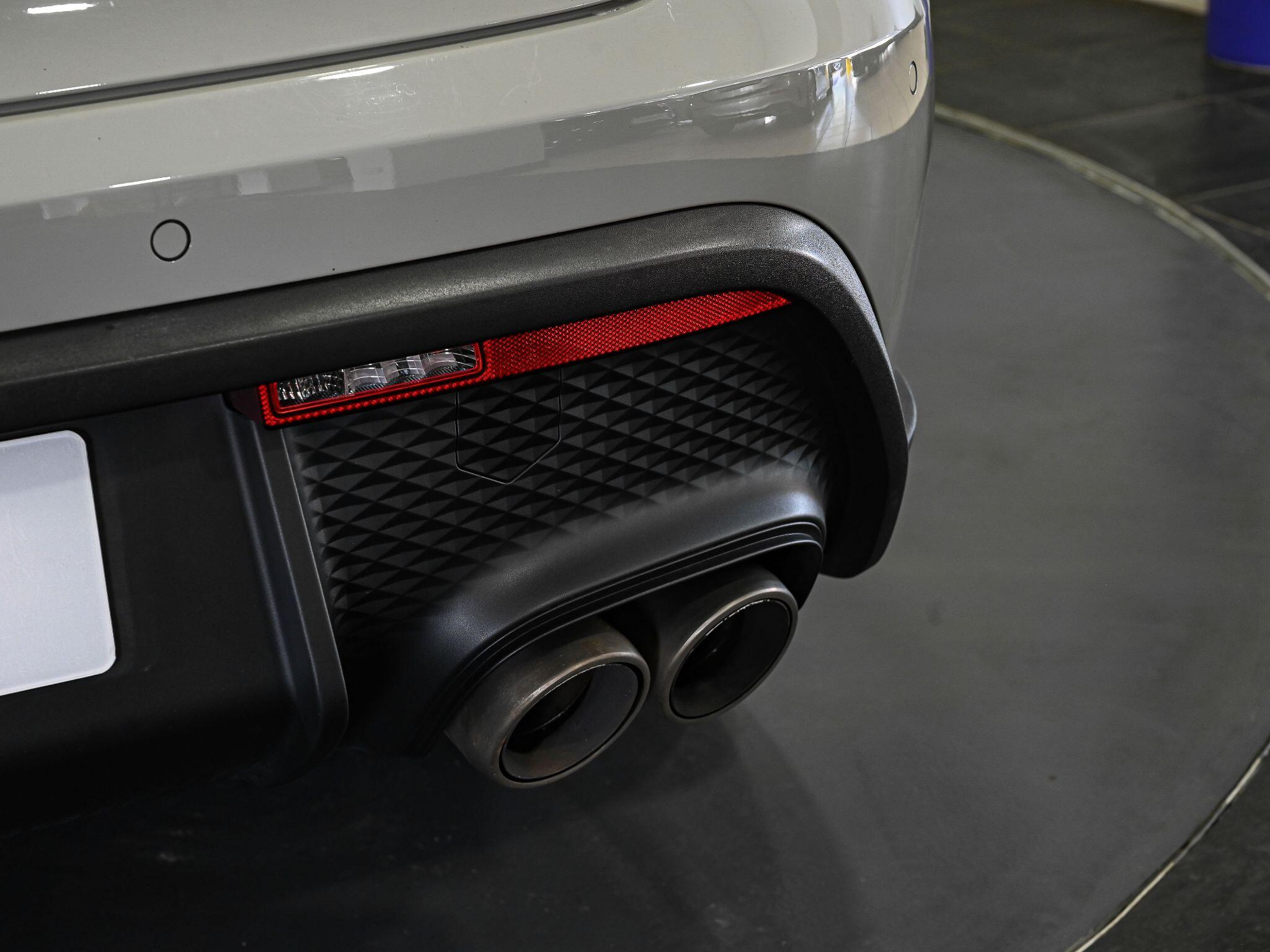 Porsche Macan view 25
