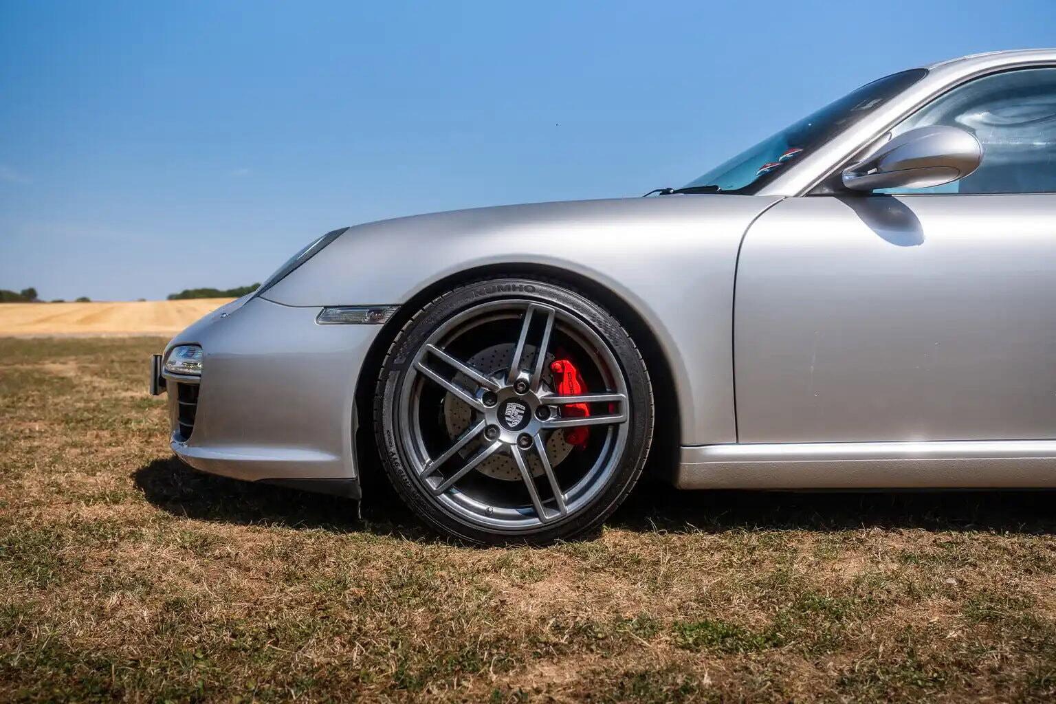 Porsche 911 view 13