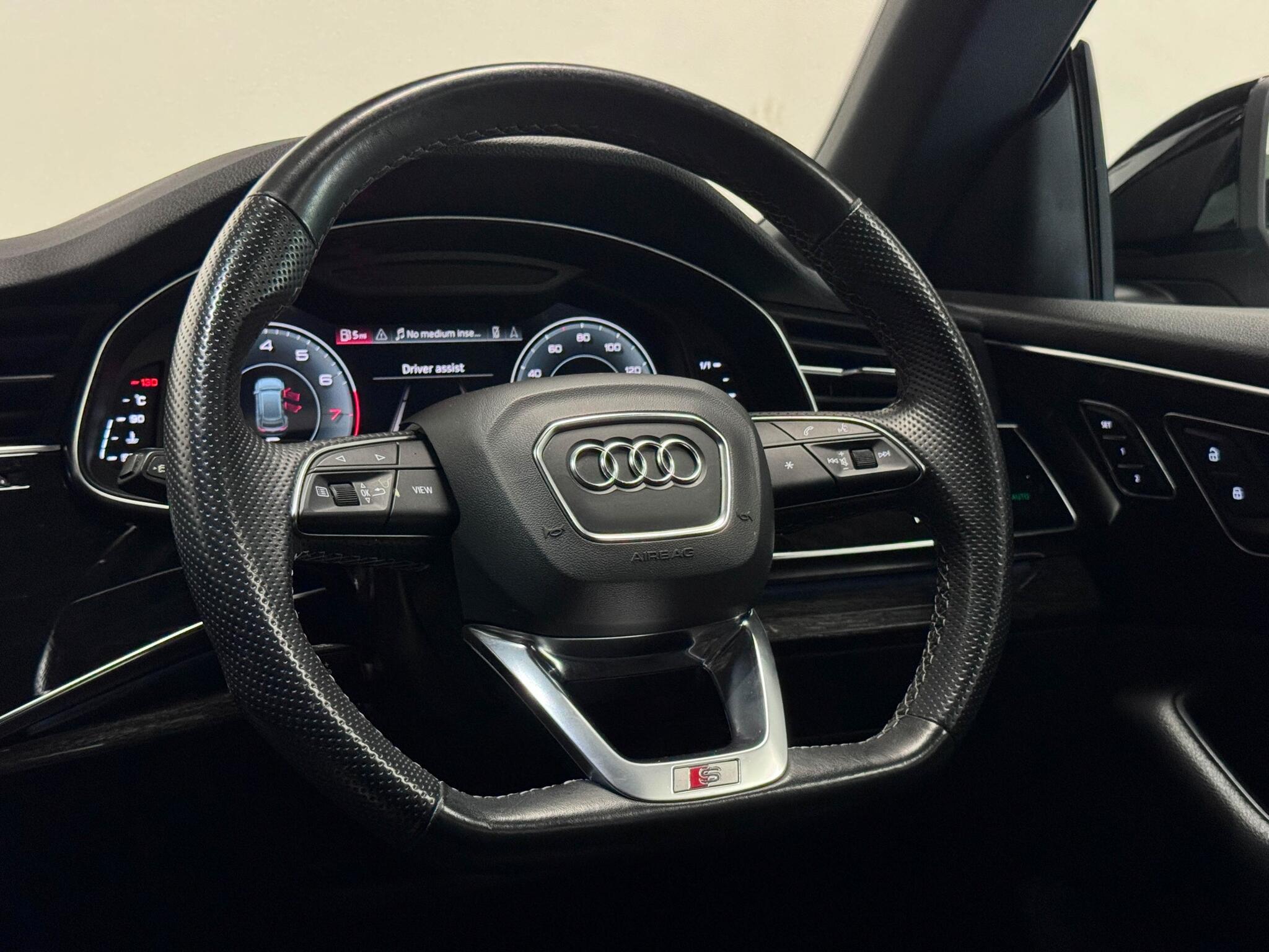 Audi Q8 view 34