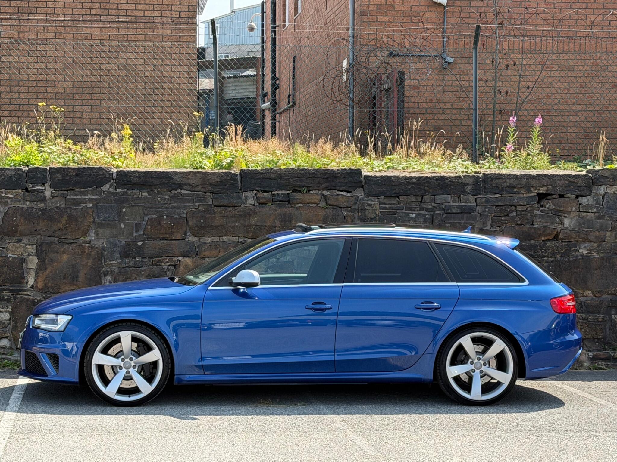Audi RS4 view 4
