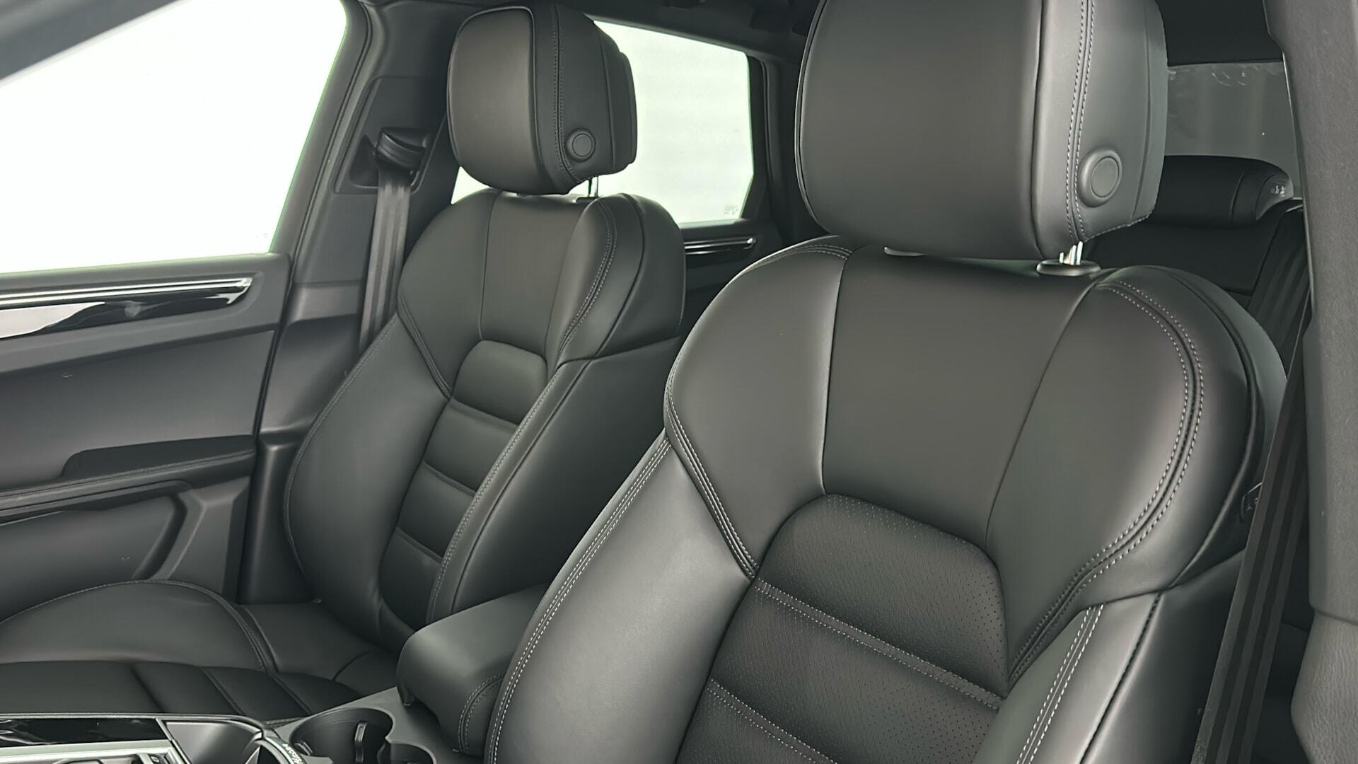 Porsche Macan view 38