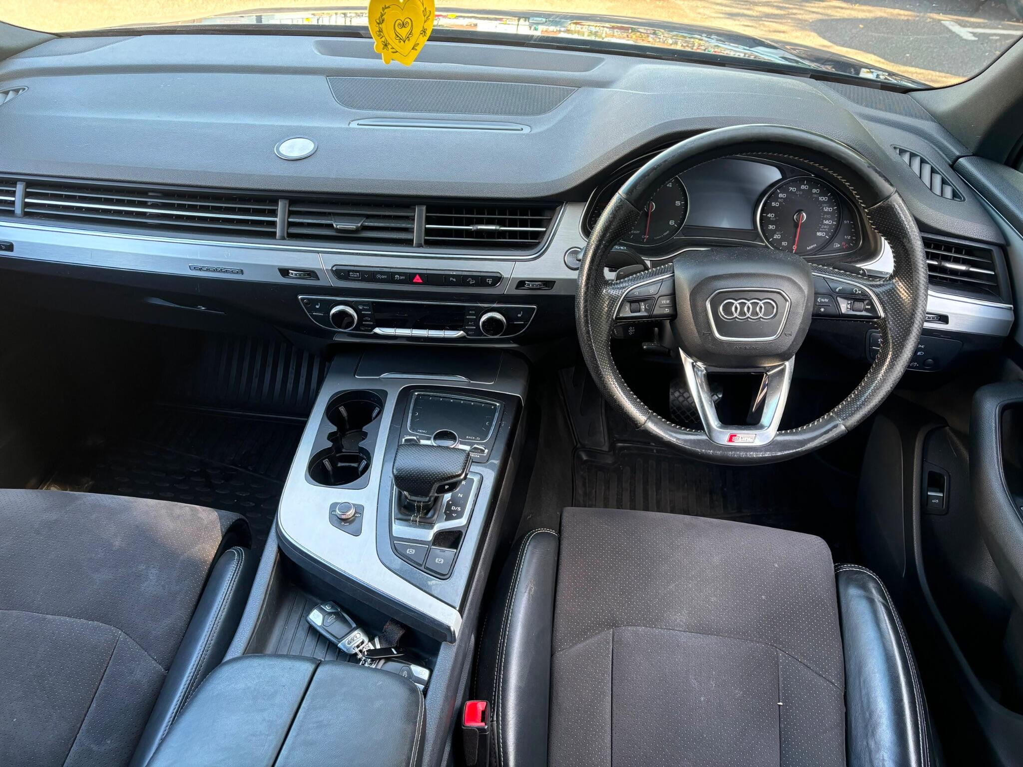 Audi Q7 view 14