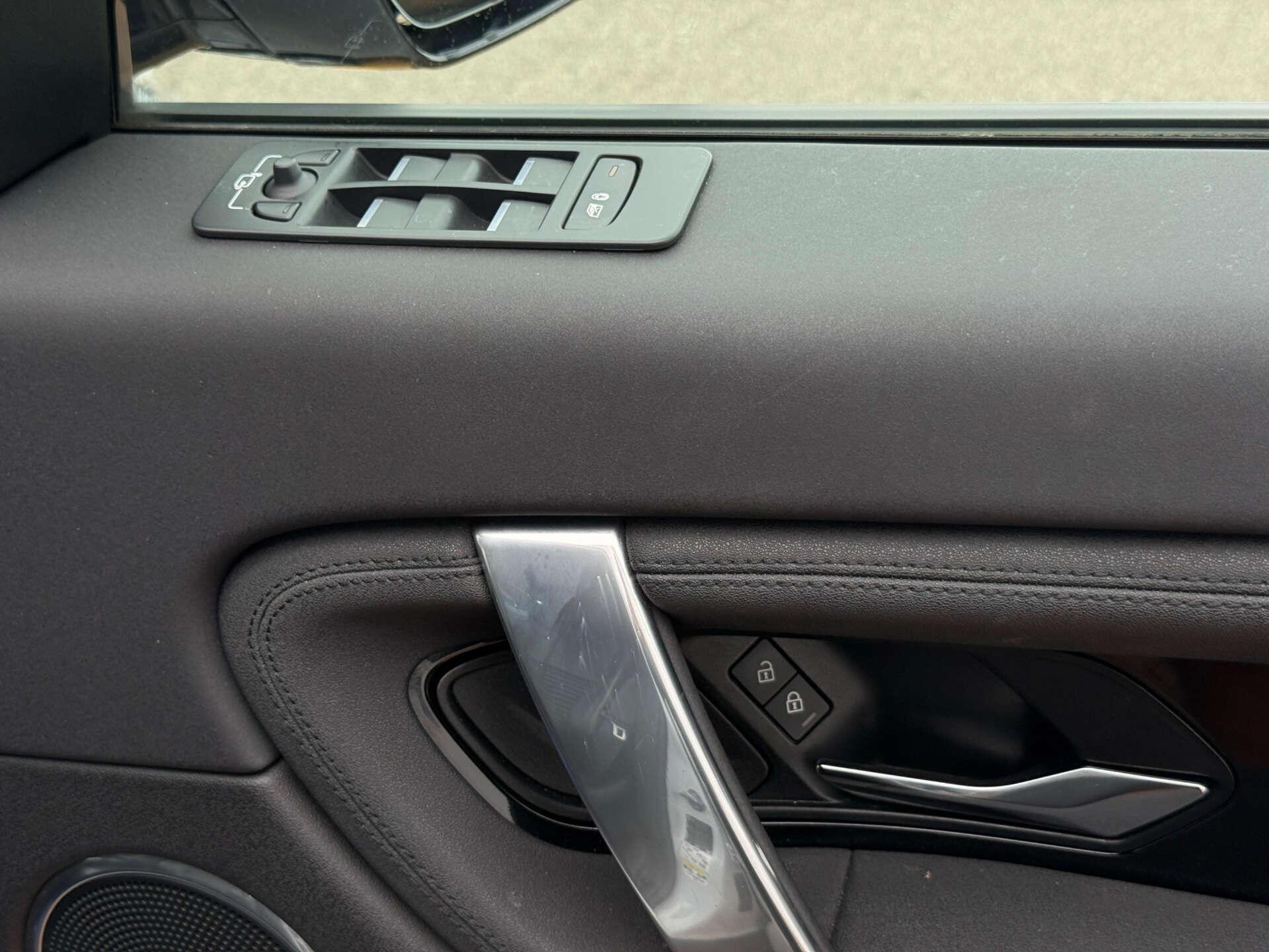 Land Rover Discovery Sport view 19