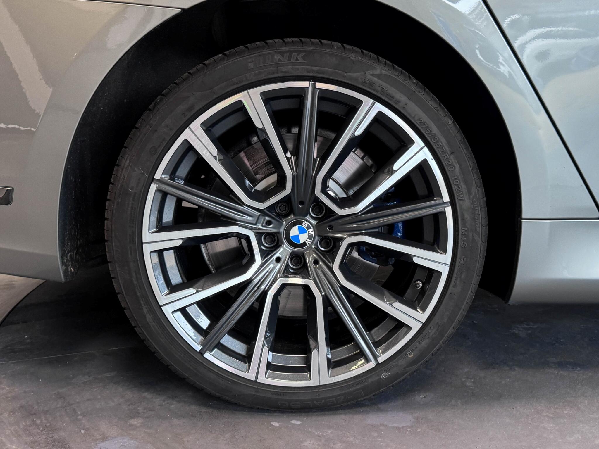 BMW 7 Series view 57