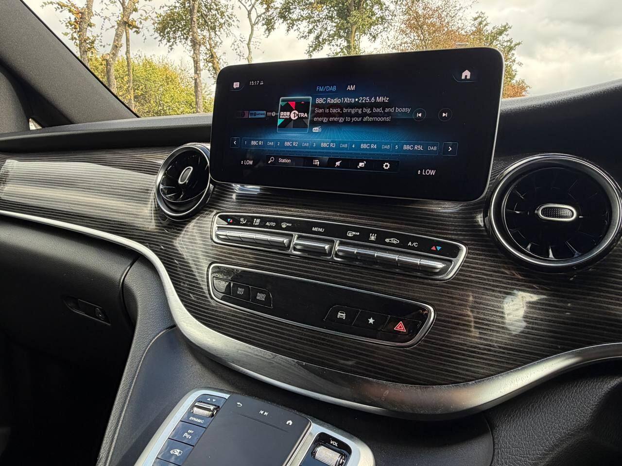 Mercedes-Benz Eqv view 42