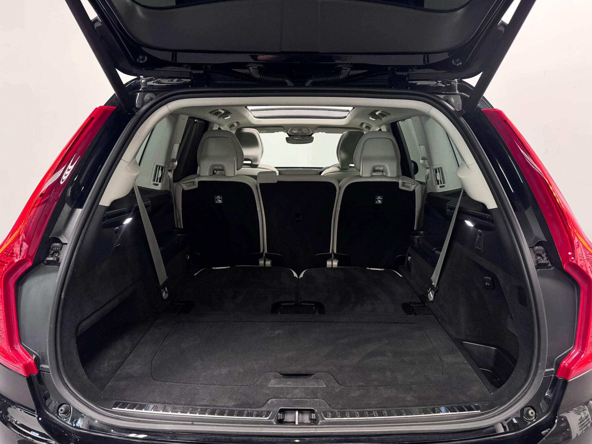 Volvo XC90 view 8