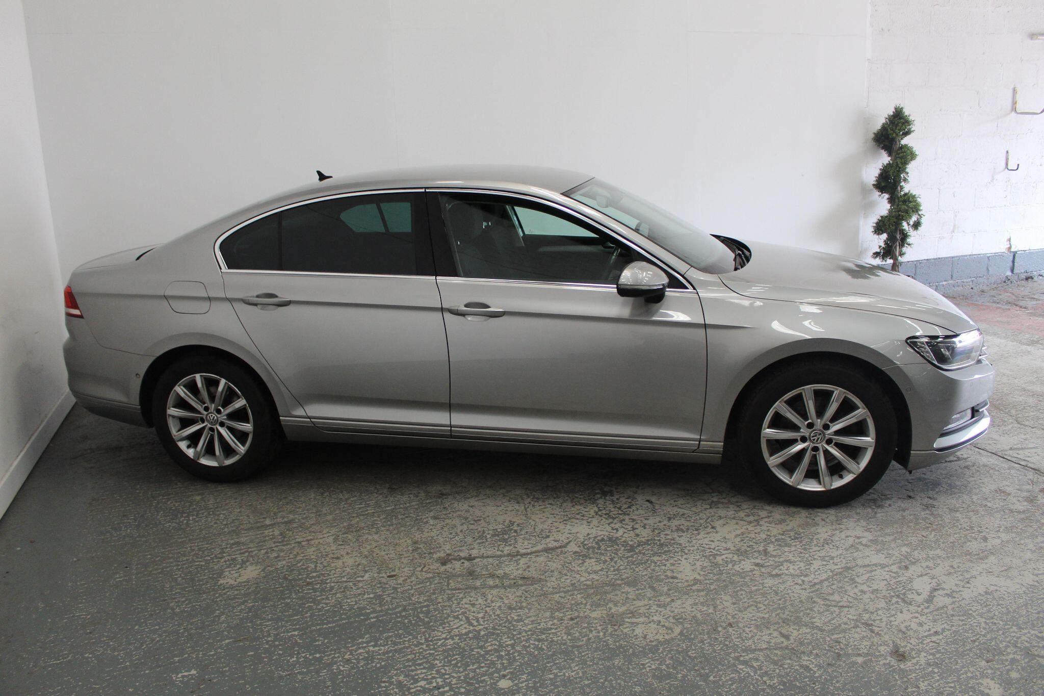 Volkswagen Passat view 4