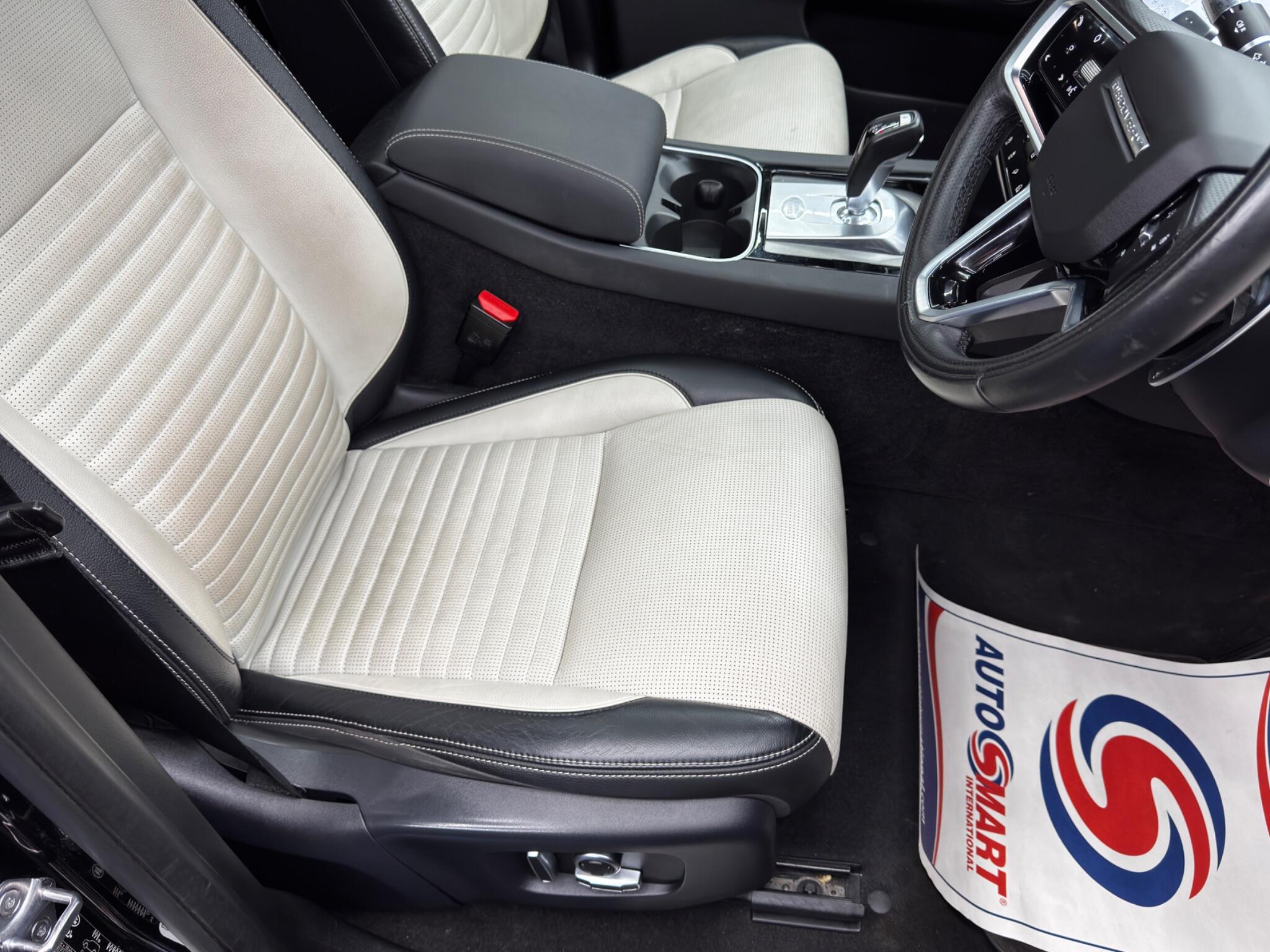 Land Rover Discovery Sport view 13