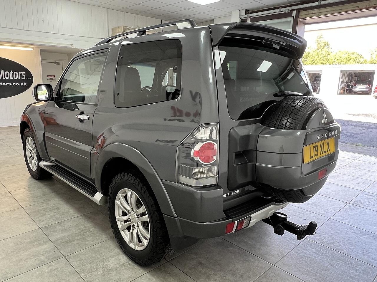 Mitsubishi Shogun view 5