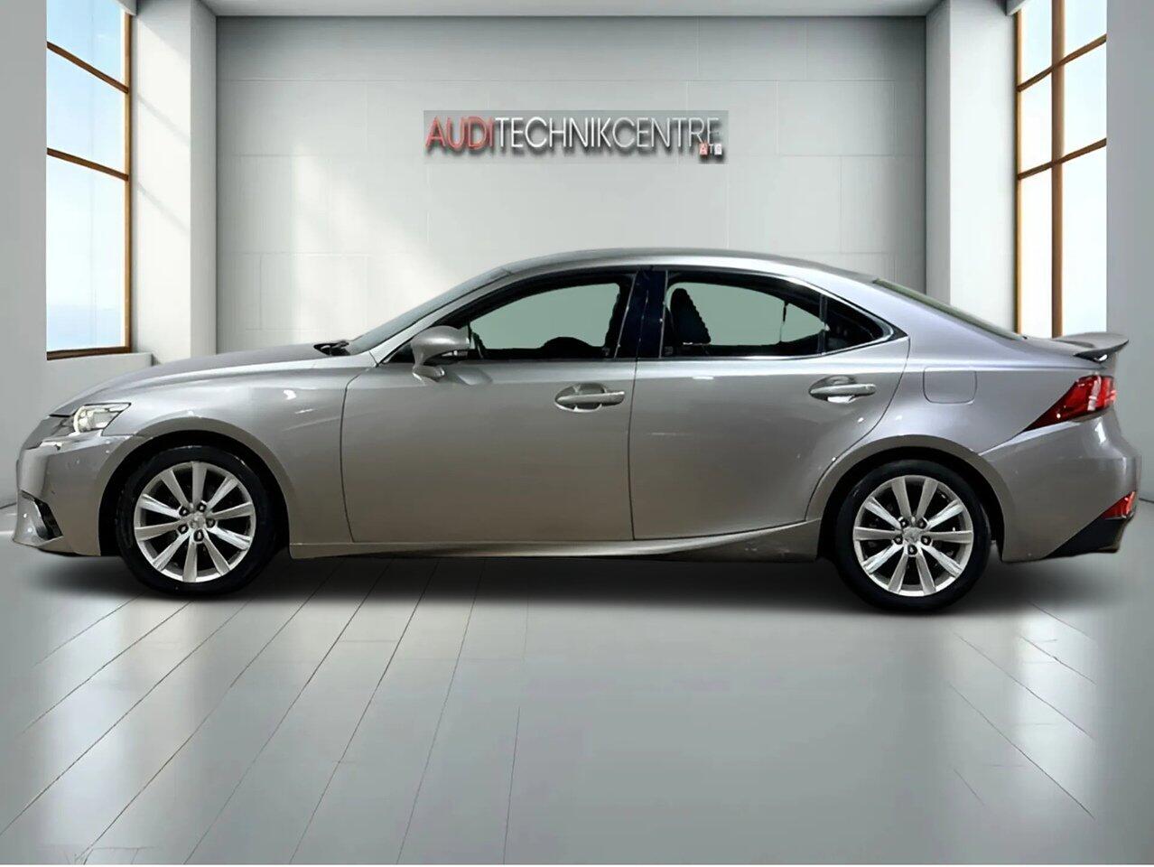 Lexus IS view 4
