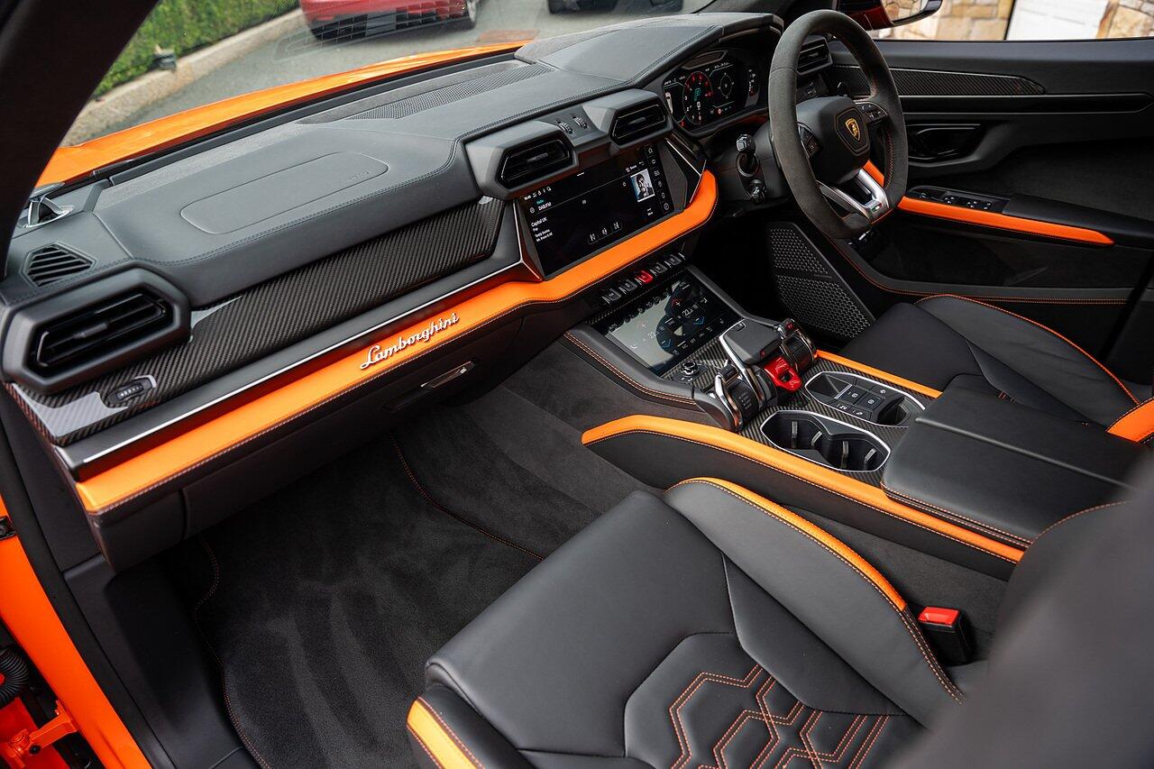 Lamborghini Urus view 73