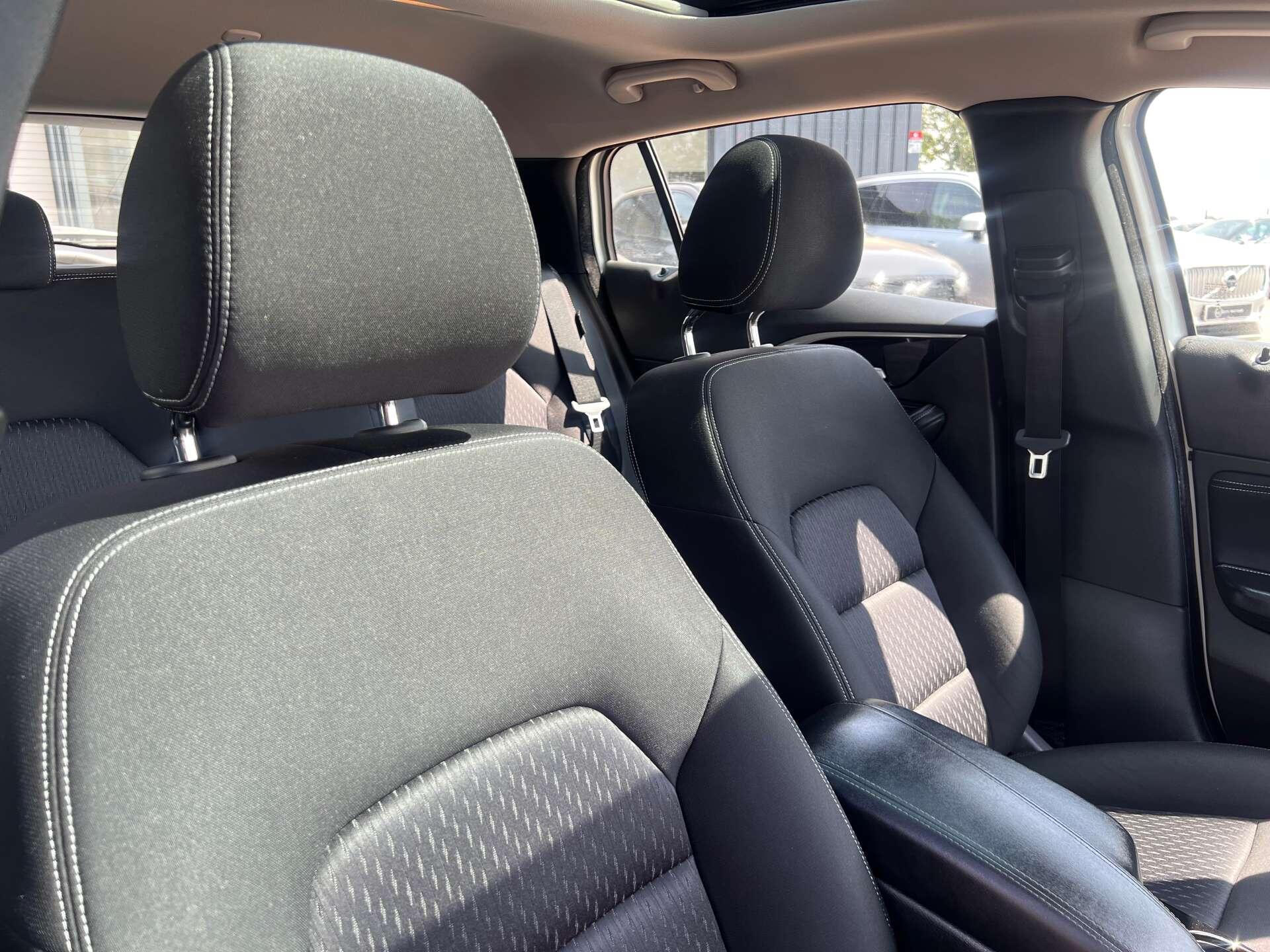 Infiniti Q30 view 21