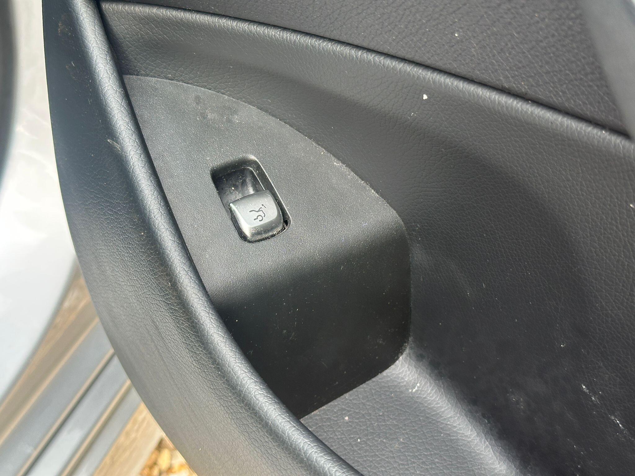 Mercedes-Benz E Class view 27