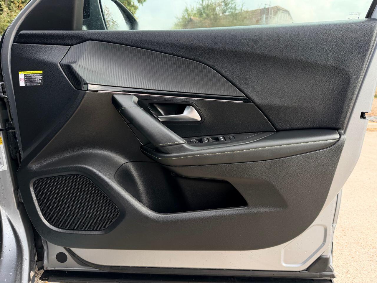 Peugeot E-2008 view 16