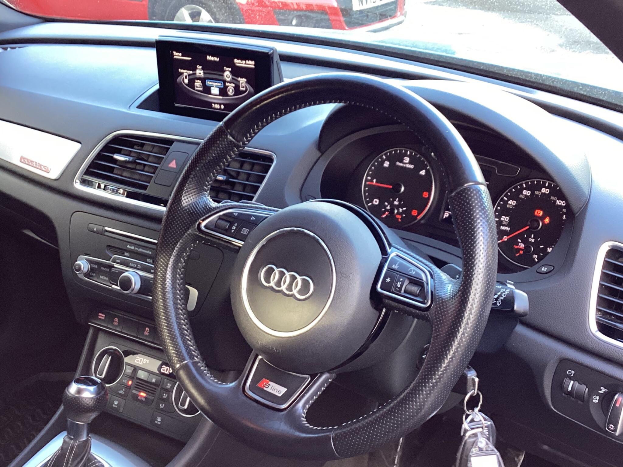 Audi Q3 view 12