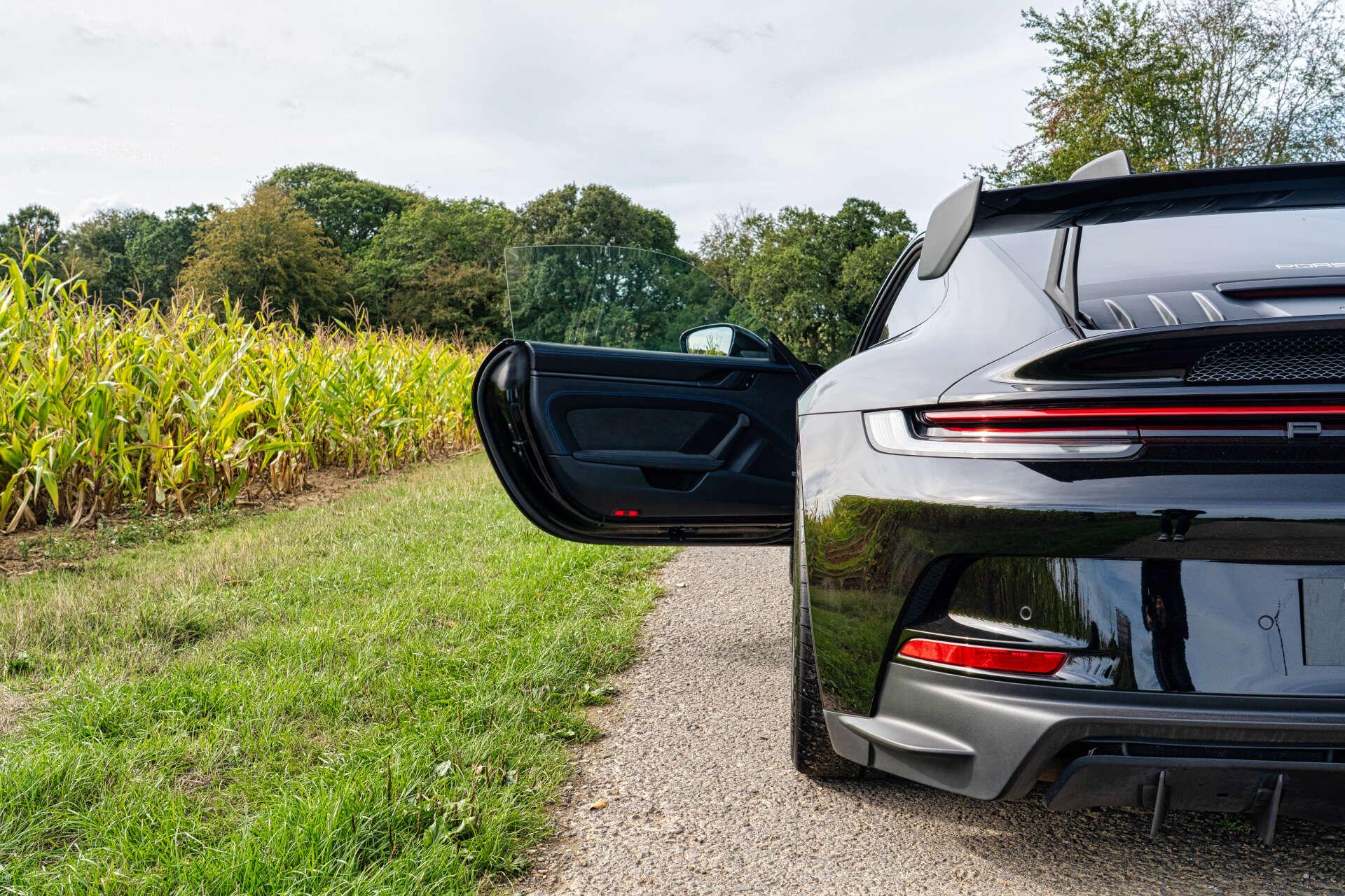 Porsche 911 view 8