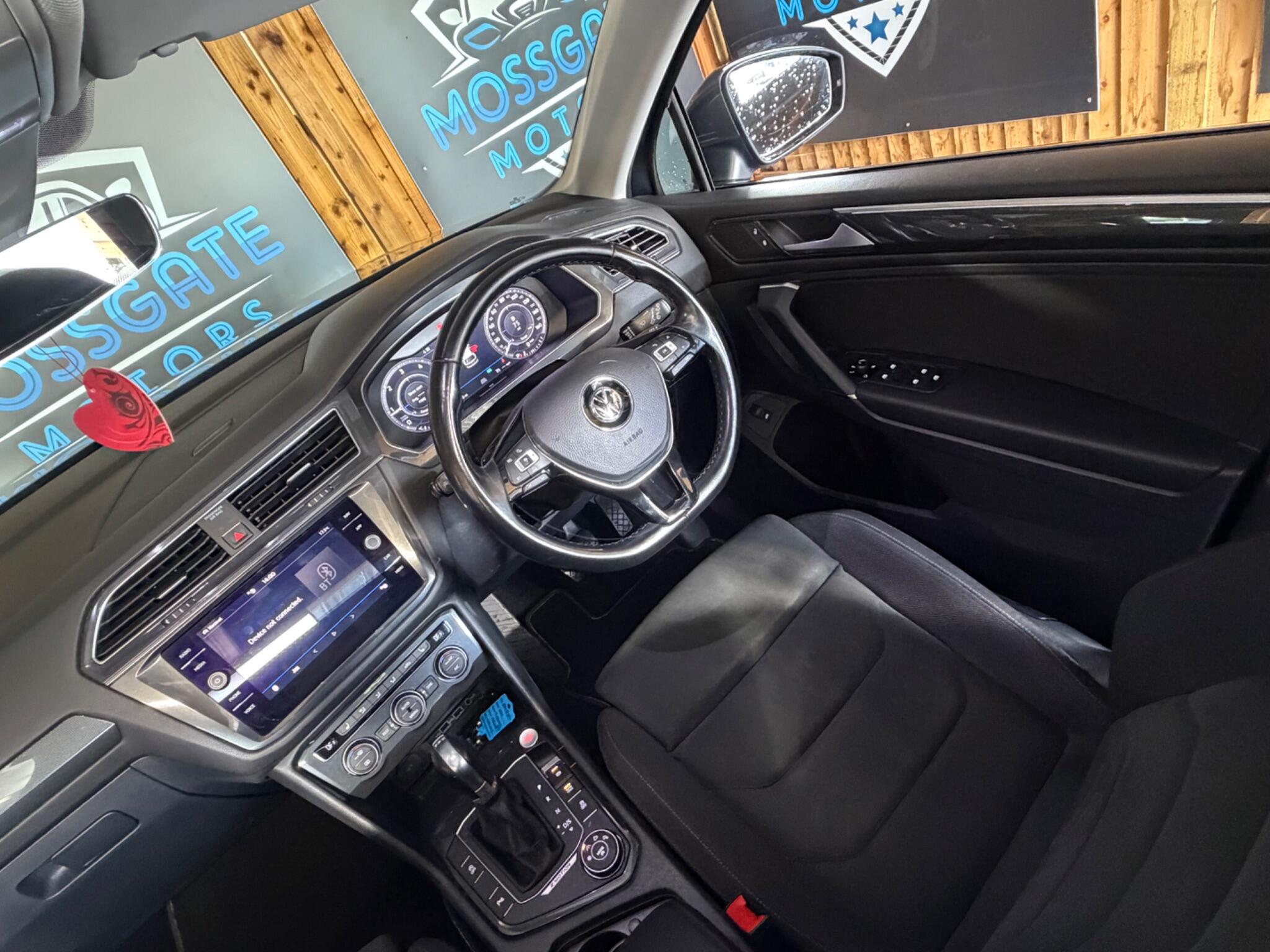 Volkswagen Tiguan Allspace view 17