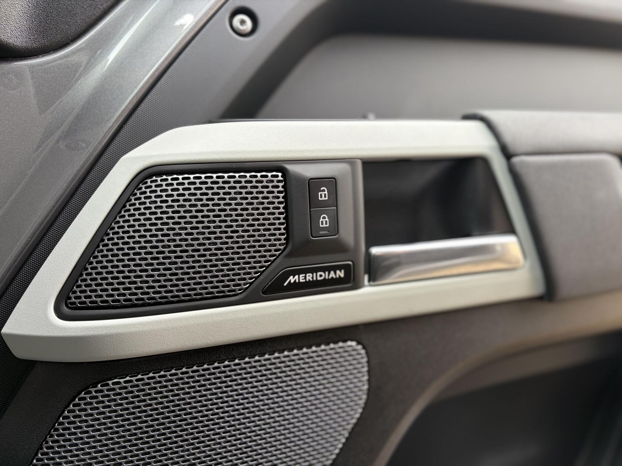 Land Rover Defender 90 view 24