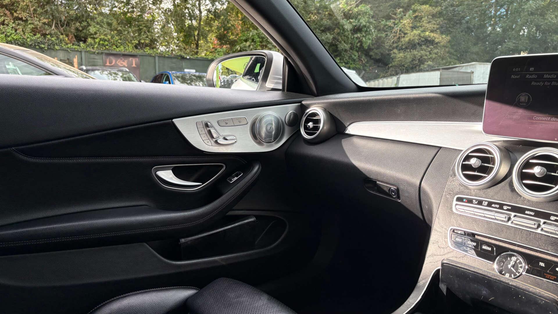 Mercedes-Benz C-Class view 29