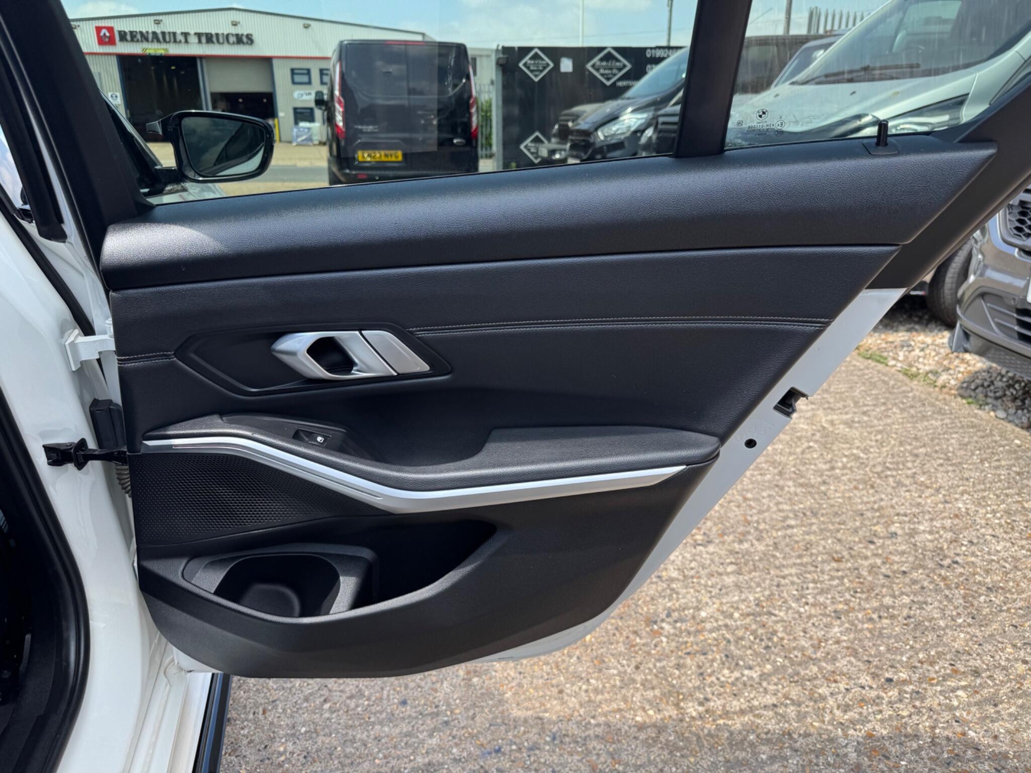 BMW 3 Series view 33