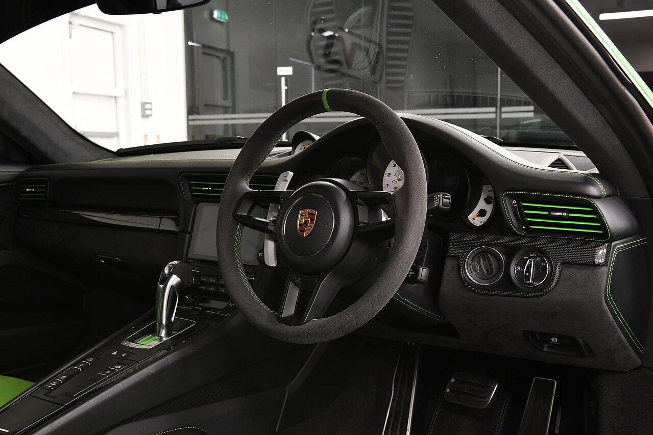 Porsche 911 view 5