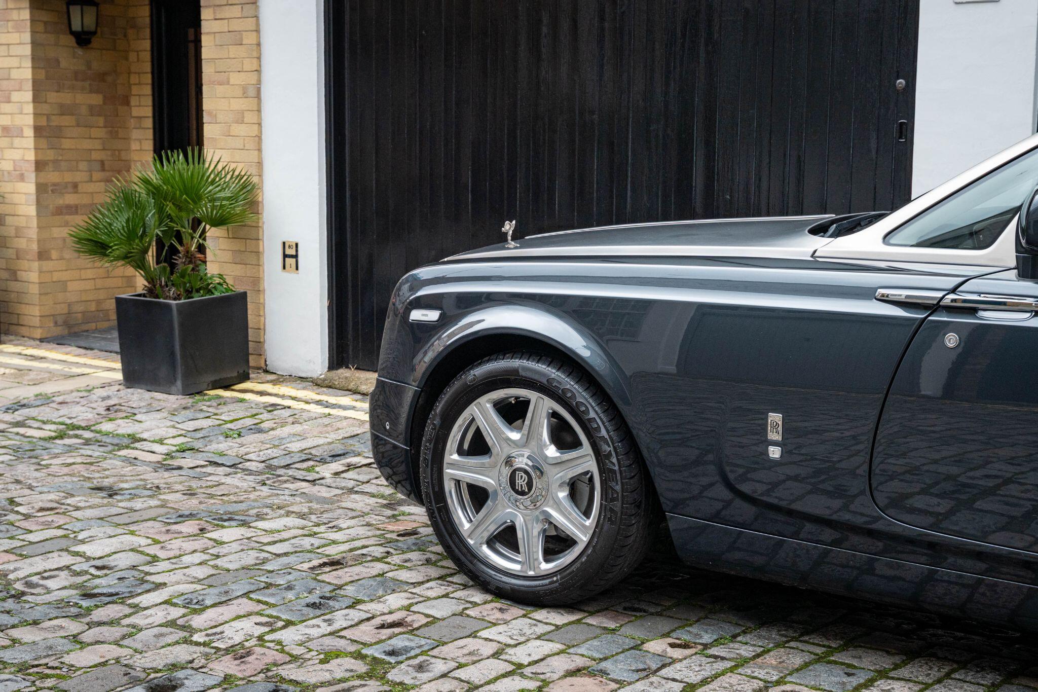 Rolls-Royce Phantom view 32