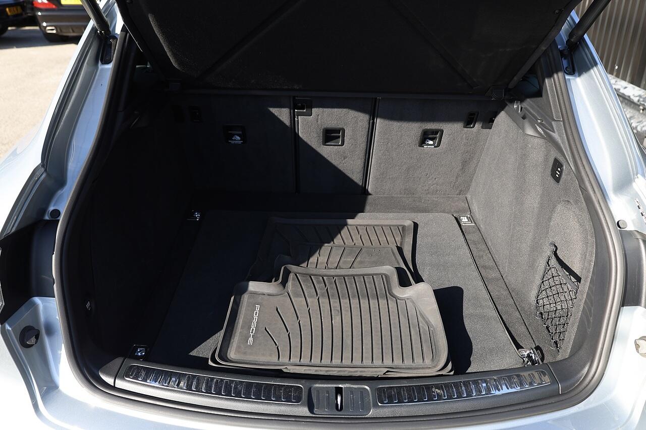 Porsche Macan view 38