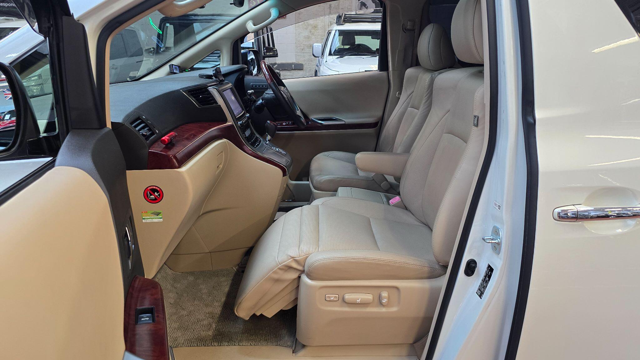 Toyota Vellfire view 2
