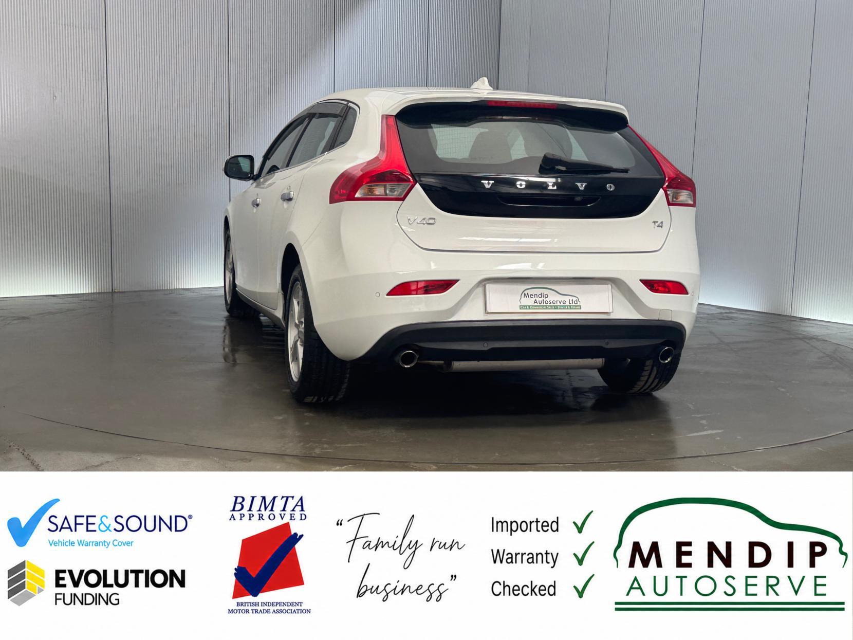 Volvo V40 view 17