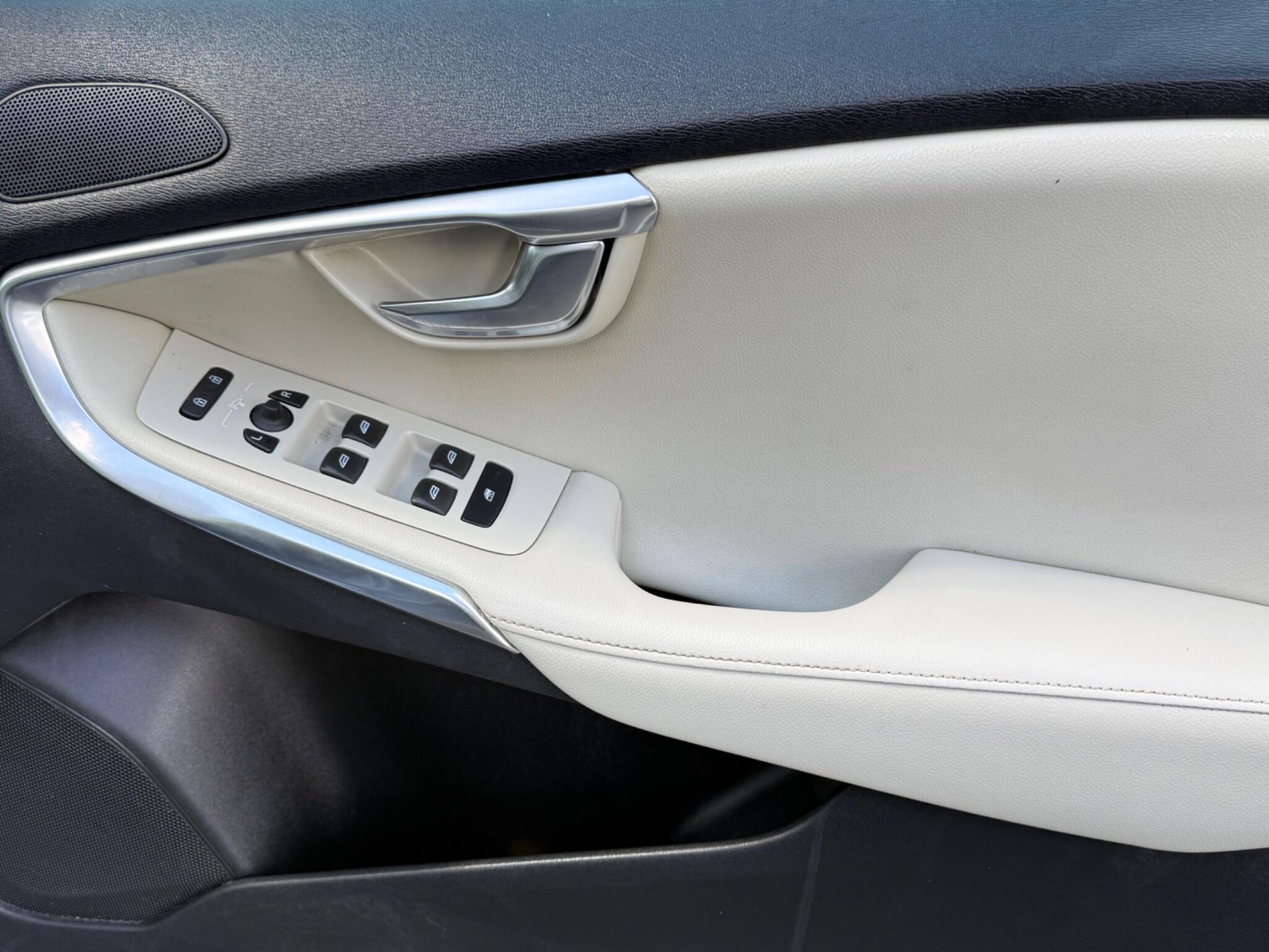 Volvo V40 view 18