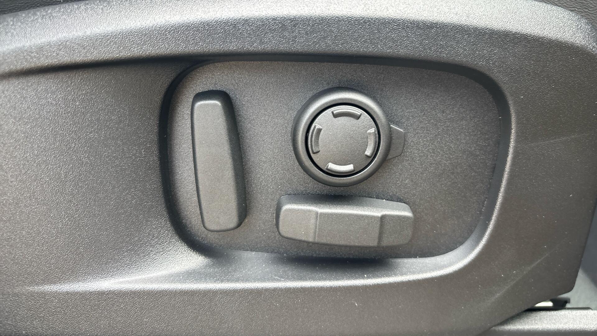 Land Rover Defender view 49