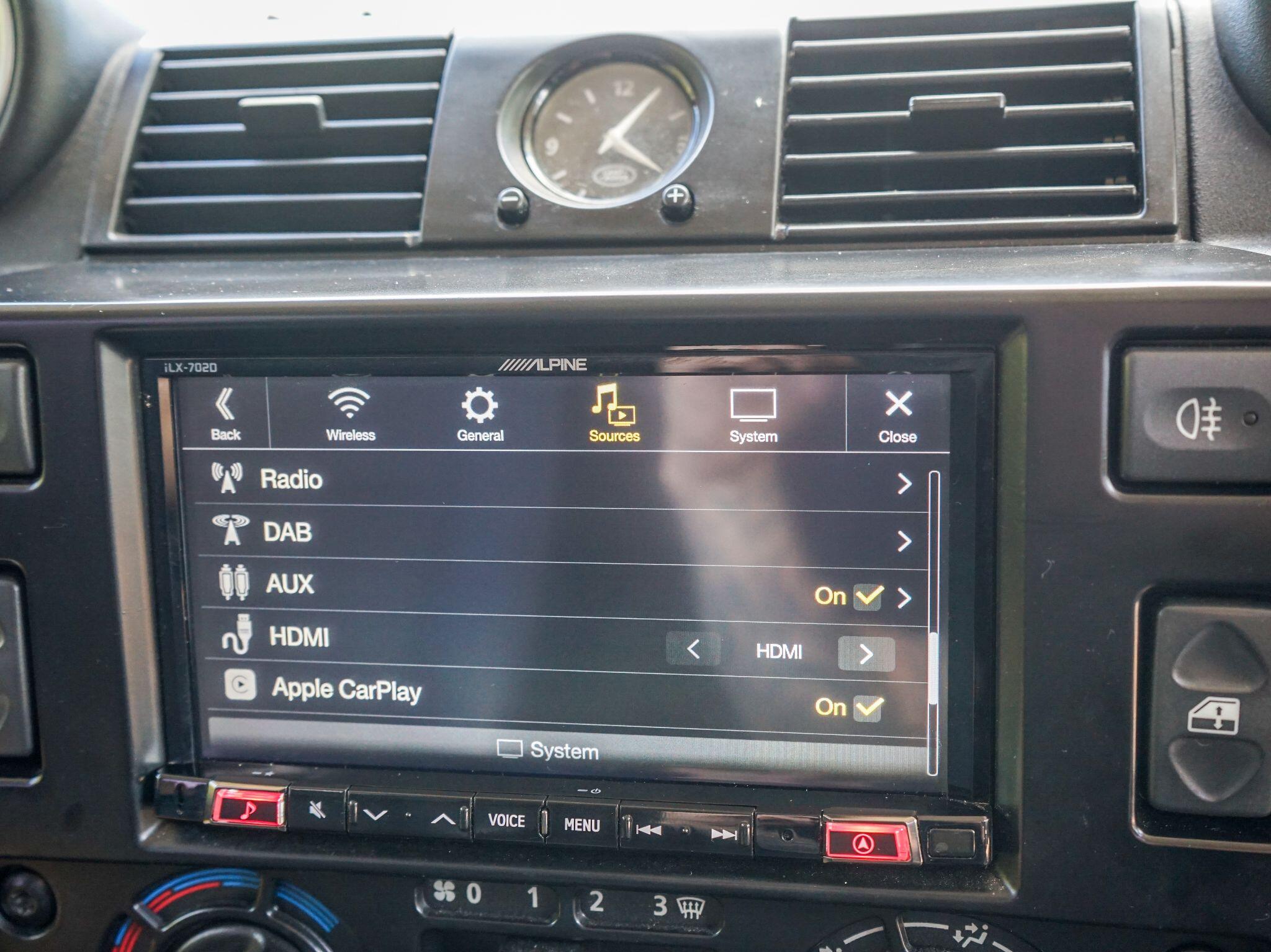 Land Rover Defender 110 view 36