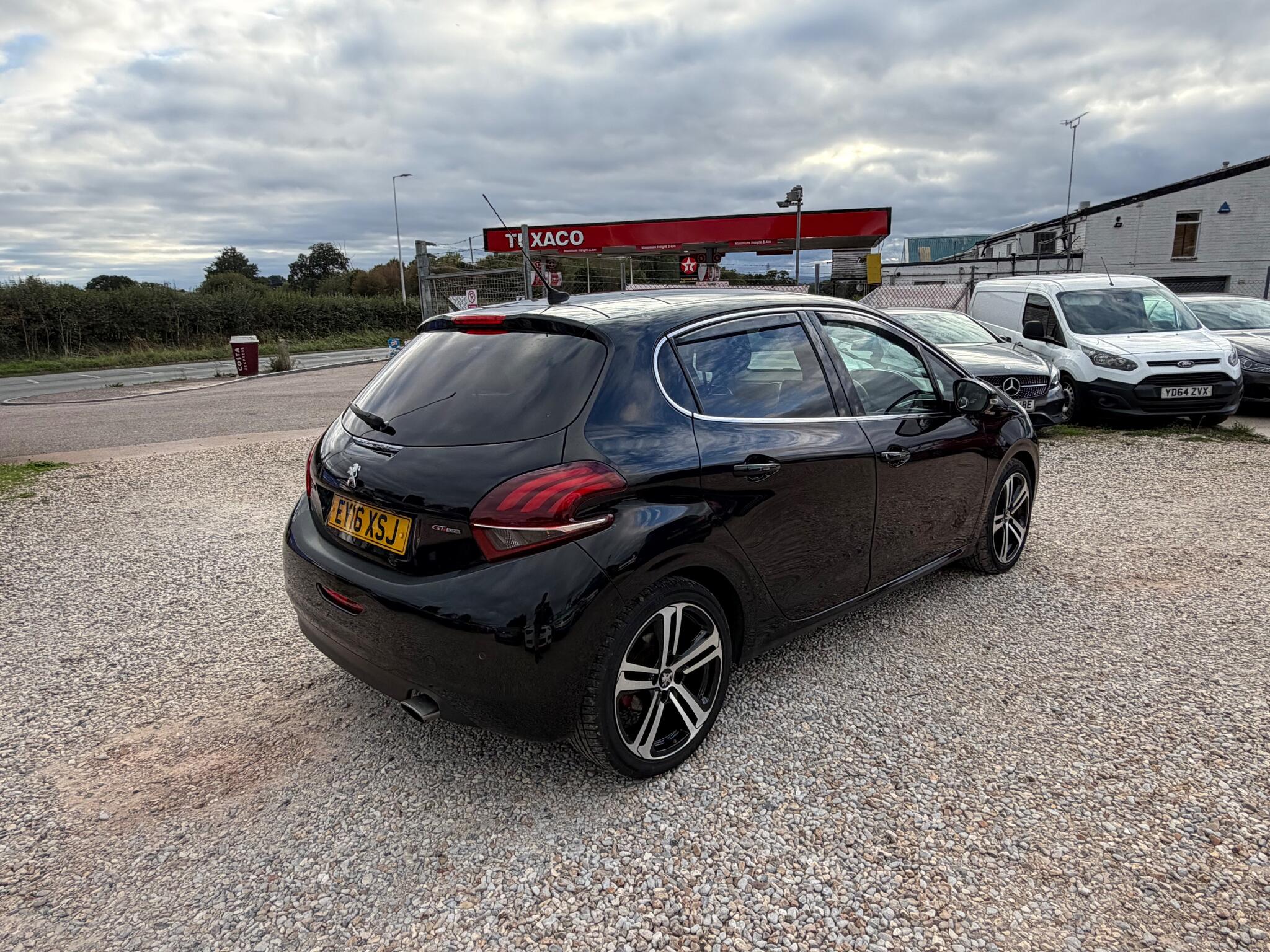 Peugeot 208 view 9