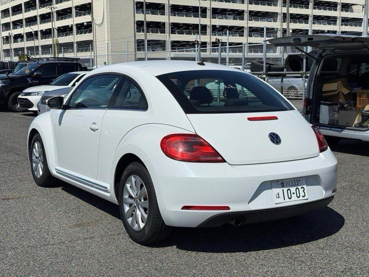 Volkswagen Beetle view 4