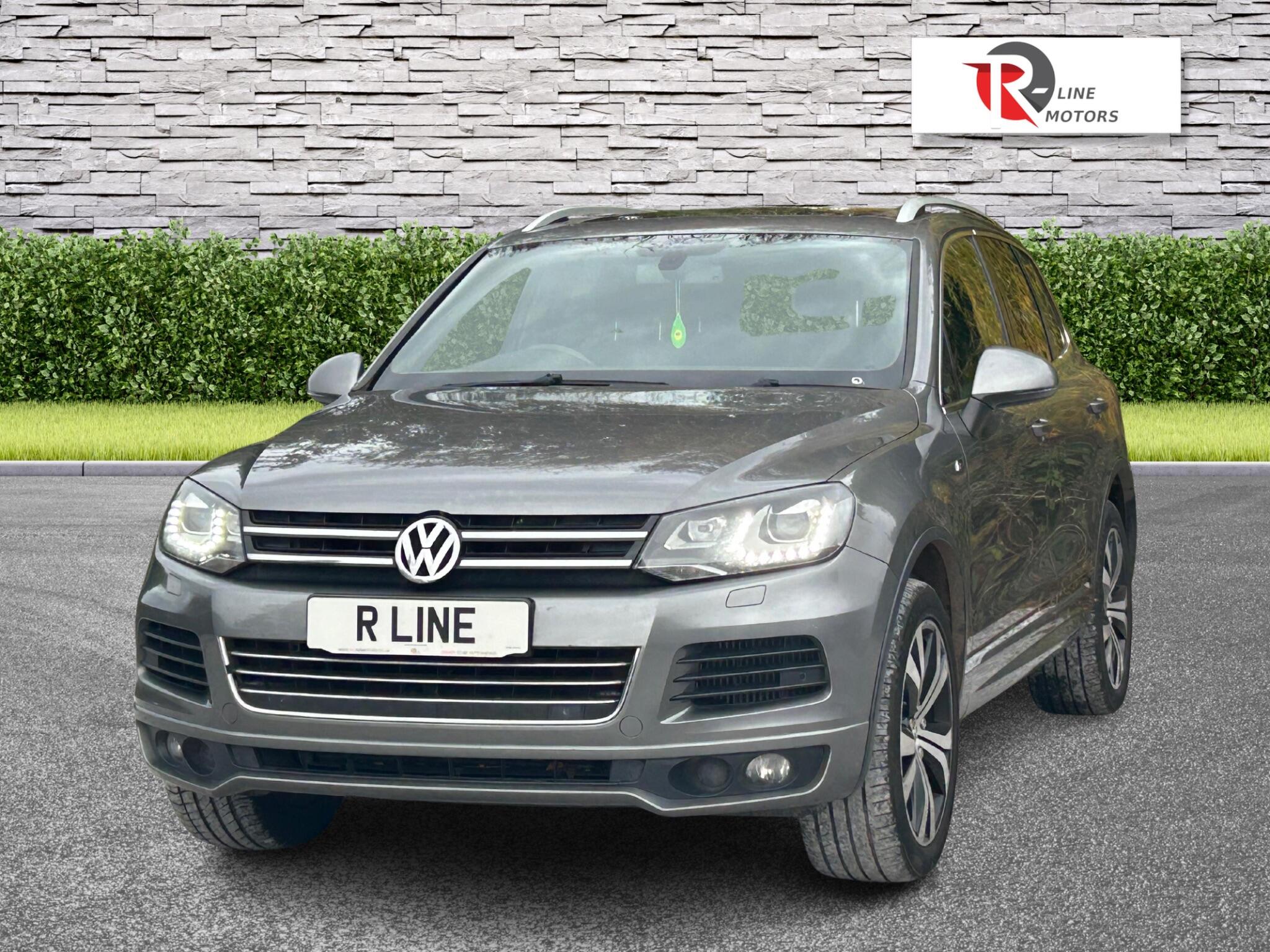 Volkswagen Touareg view 5
