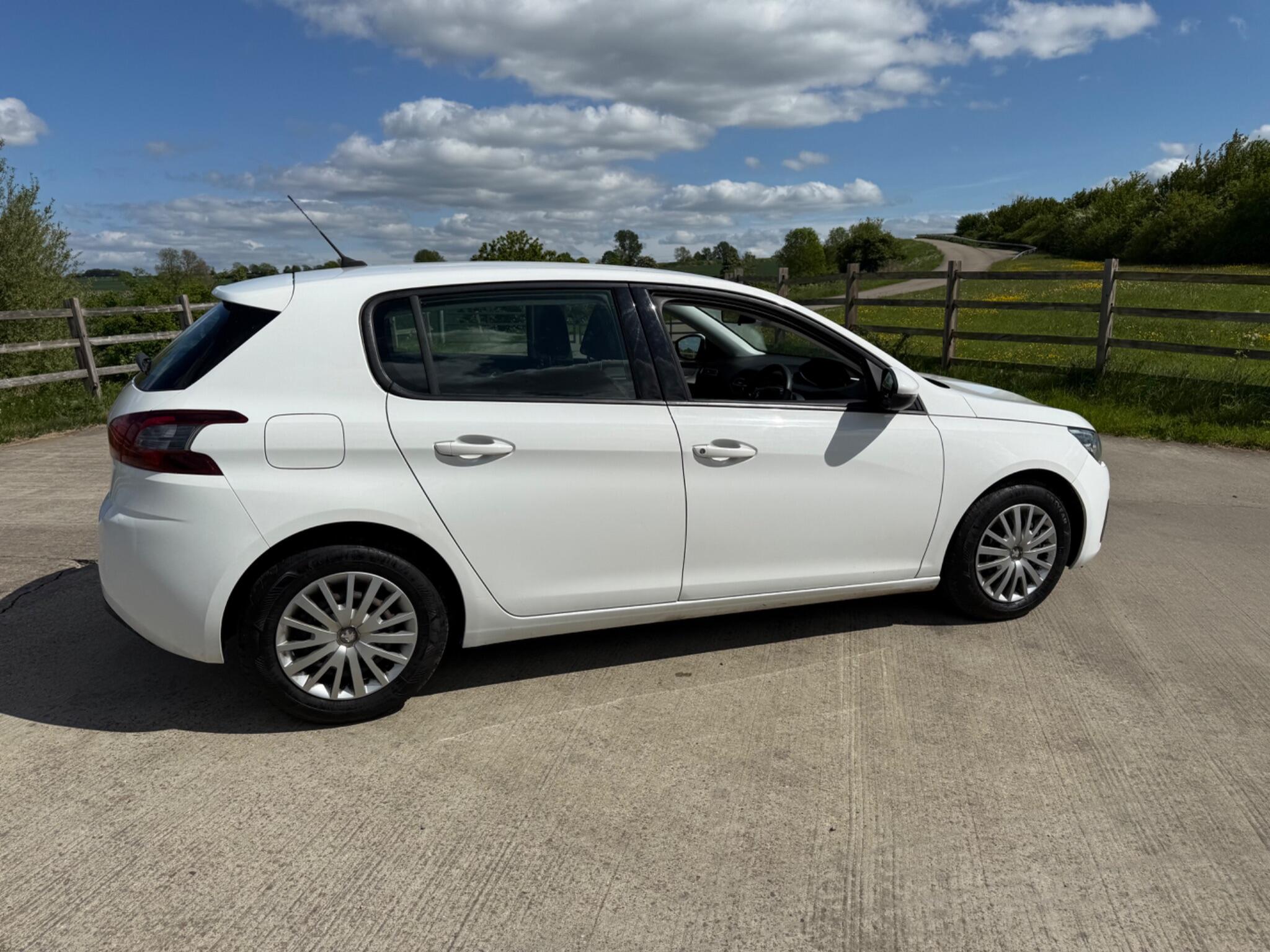 Peugeot 308 1.2 PureTech Access Euro 6 (s/s) 5dr — photo 26 of 100