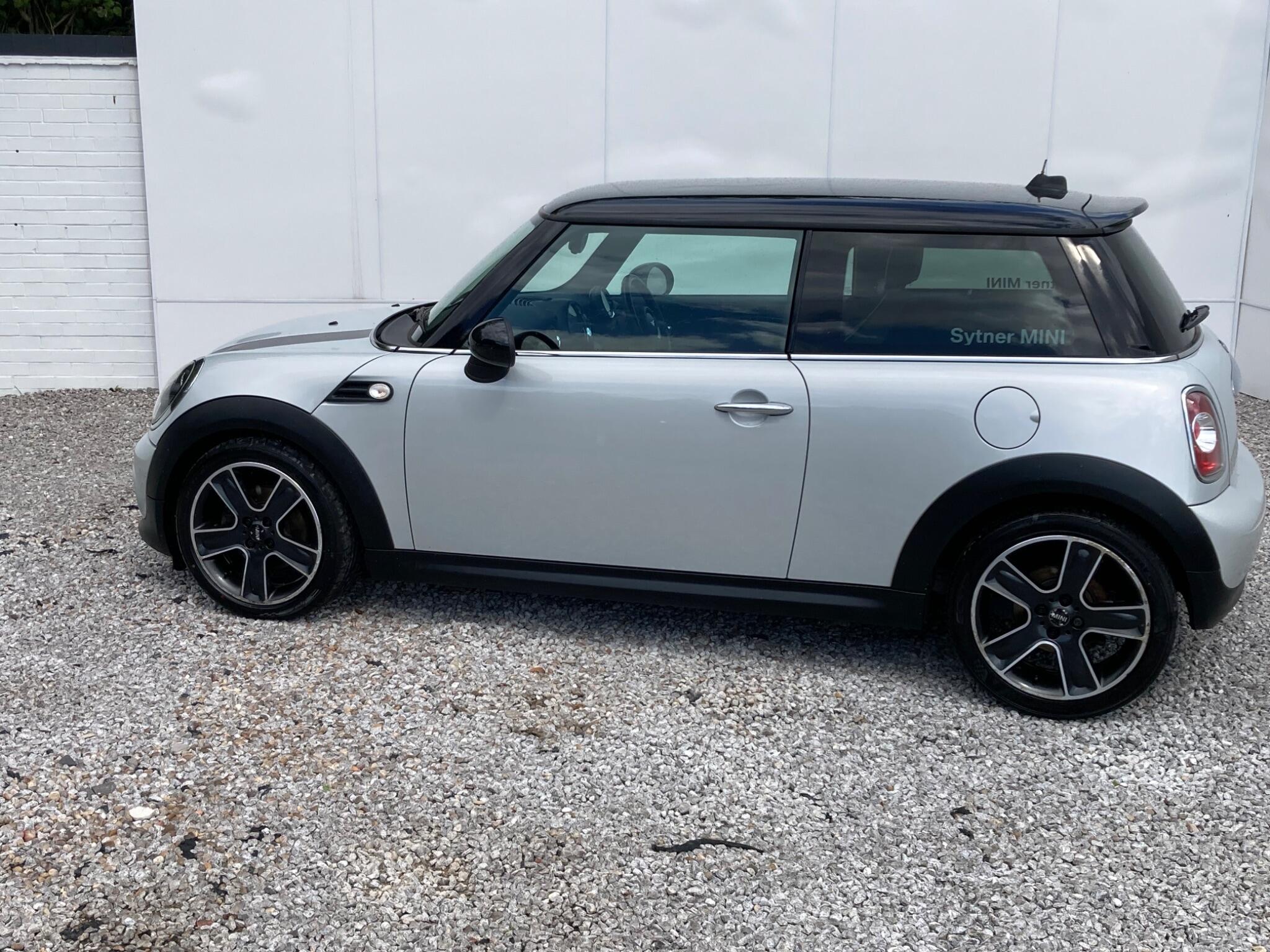 2011 MINI Hatch image 15