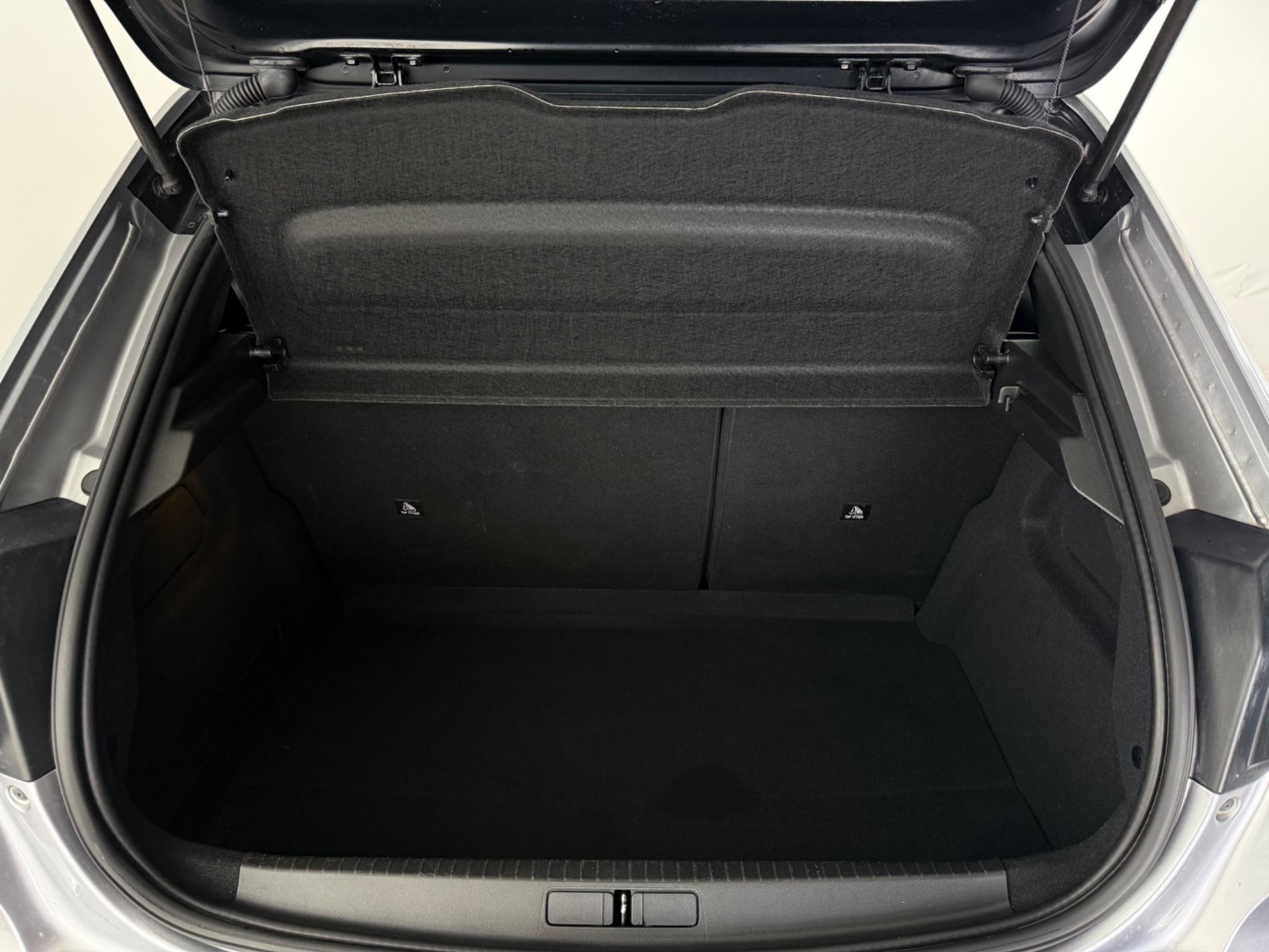 Peugeot 208 view 11