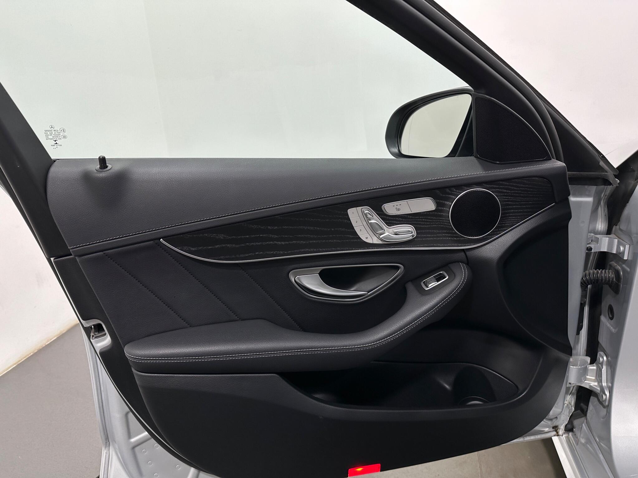 Mercedes-Benz C-Class view 39
