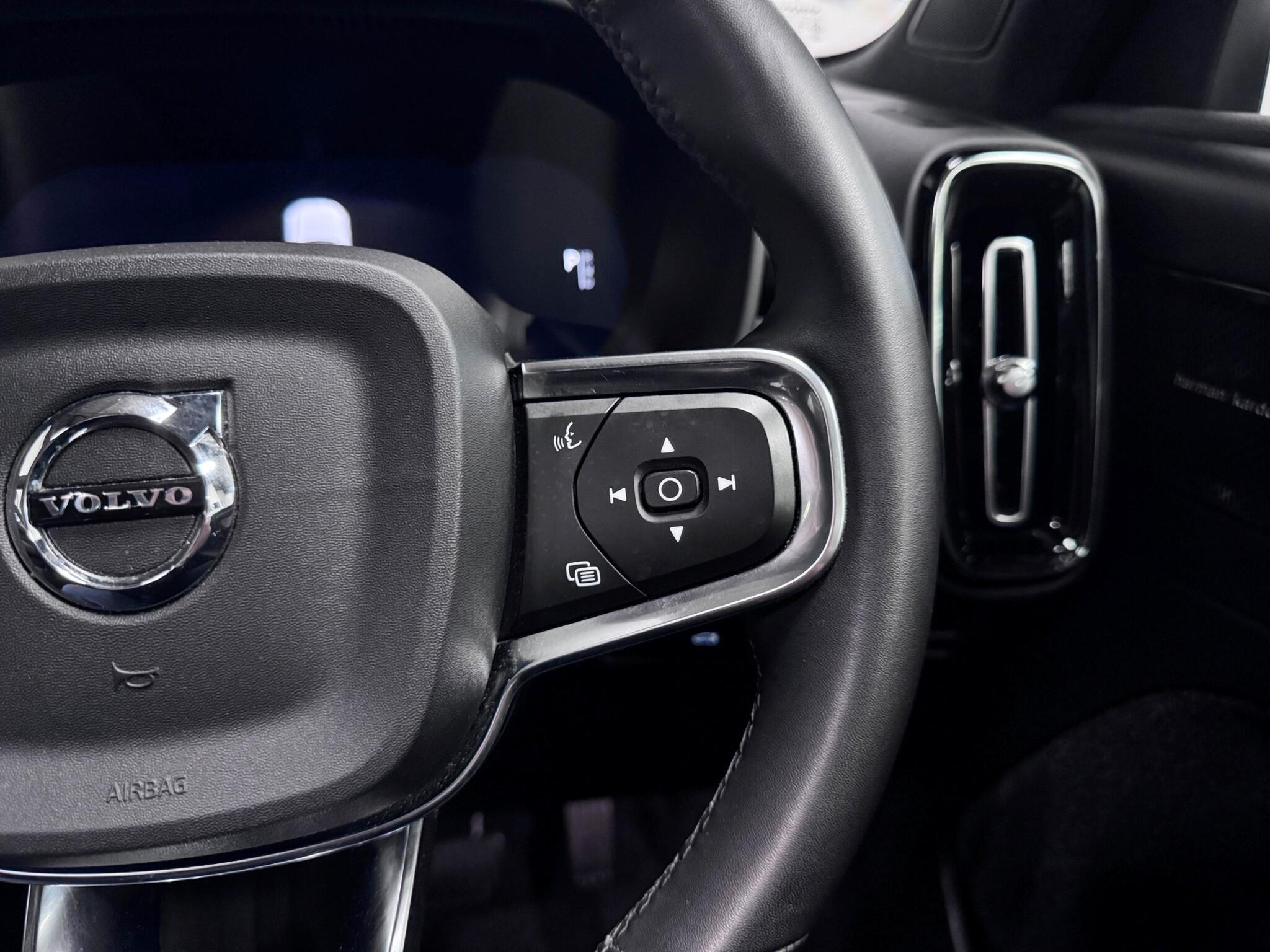 Volvo XC40 view 16