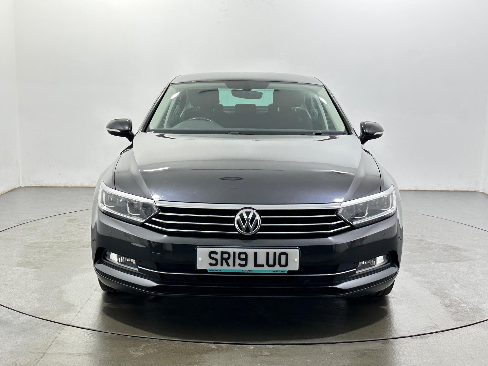 Volkswagen Passat view 3
