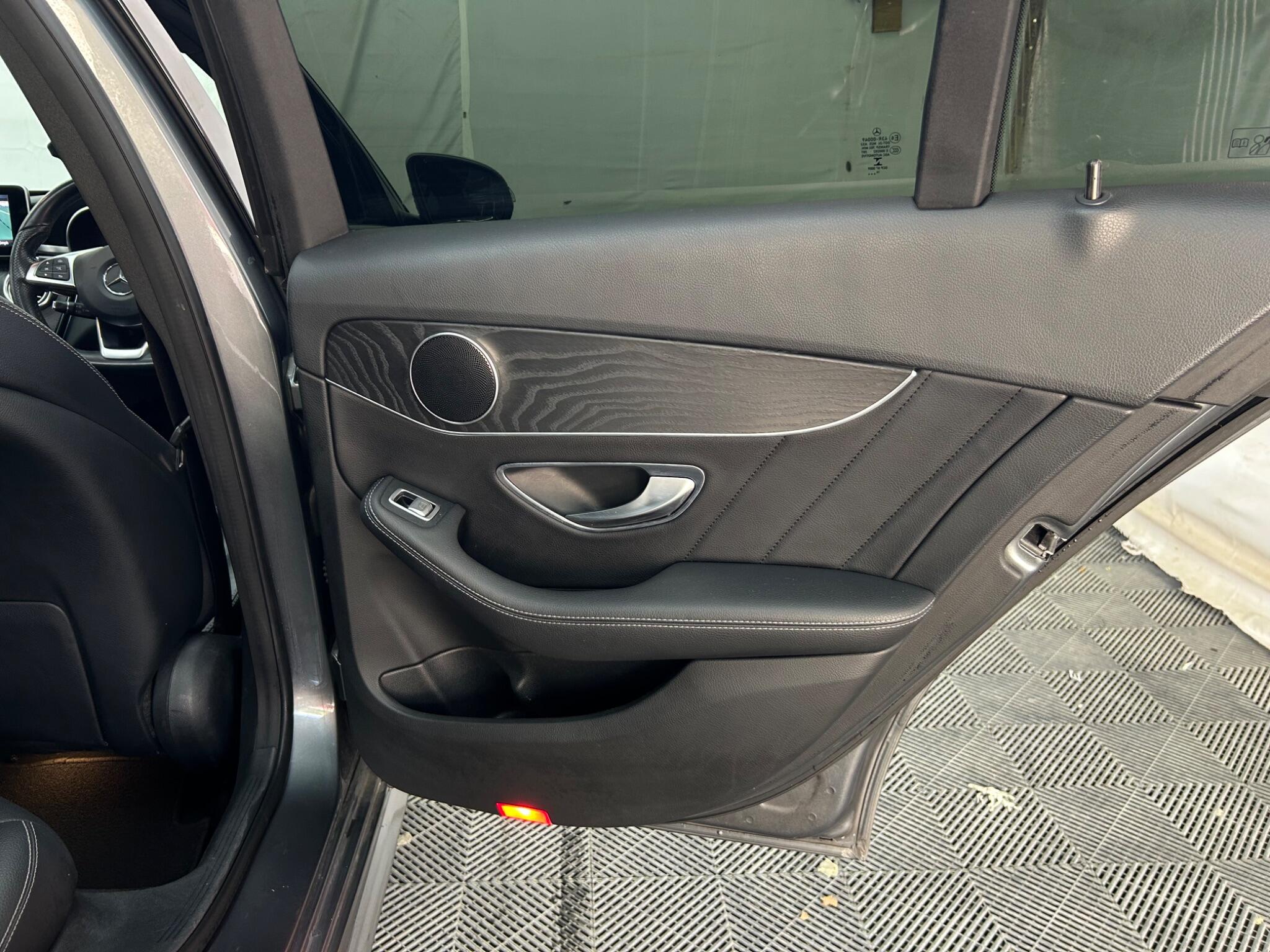 Mercedes-Benz C Class view 30